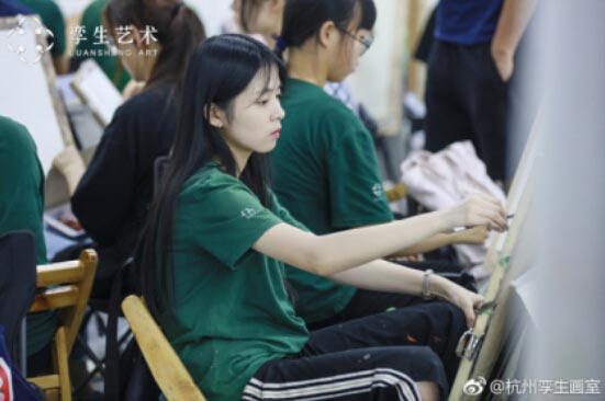 �\������