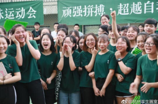 �\������