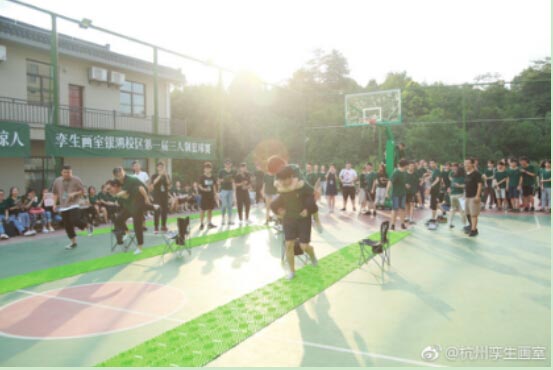 �\������